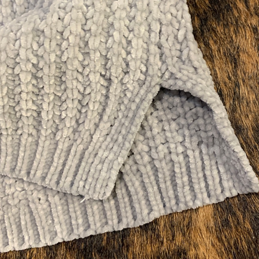 Aeropostale size Small light gray knit crew neck sweater with side slits - Picture 6 of 8
